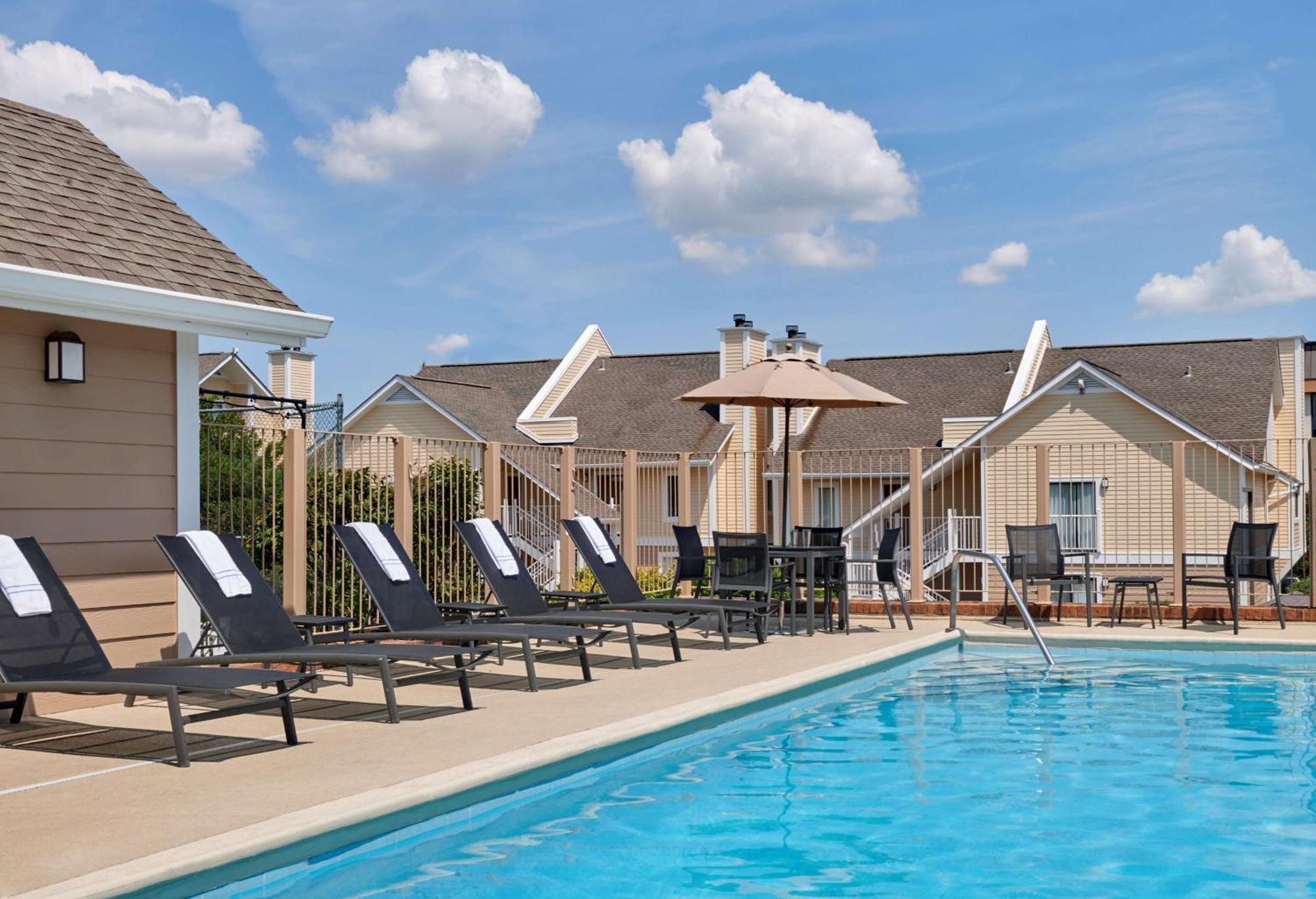 Sonesta Simply Suites Cleveland Airport Middleburg Heights Eksteriør billede